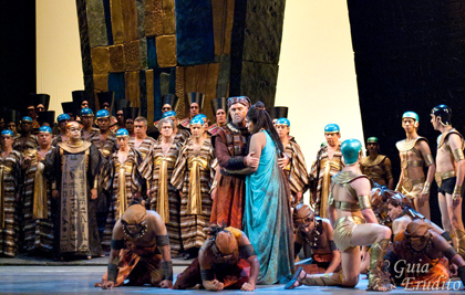 Anthony Michaels-Moore in his role debut as Amonasro in Verdi's <em>Aida</em> at the Theatro Municipal São Paulo Brazil, 2013.